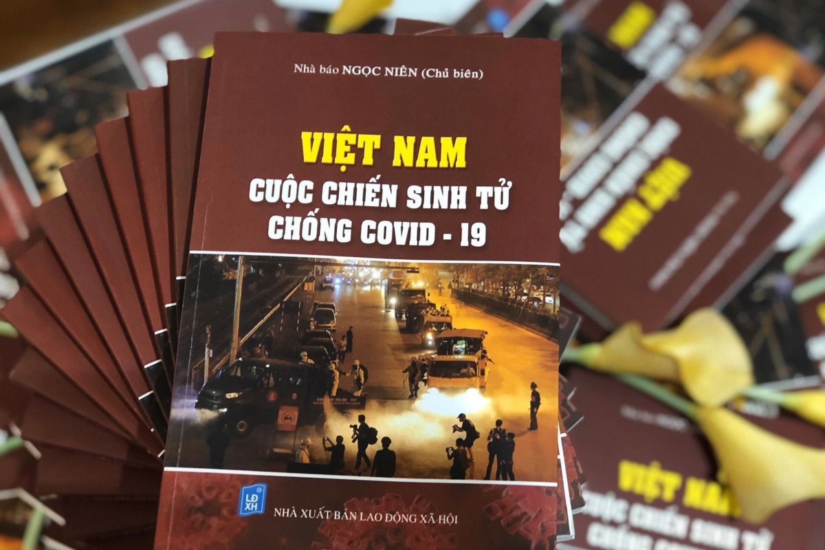 Ra mắt sách “Việt Nam – Cuộc chiến sinh tử chống Covid-19”